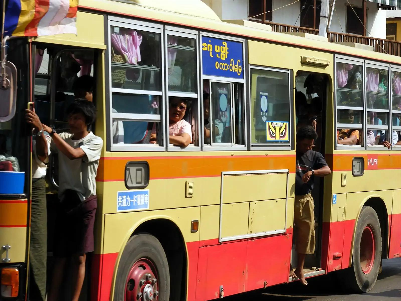 Bus local à Bagan - Birmanie (Myanmar)