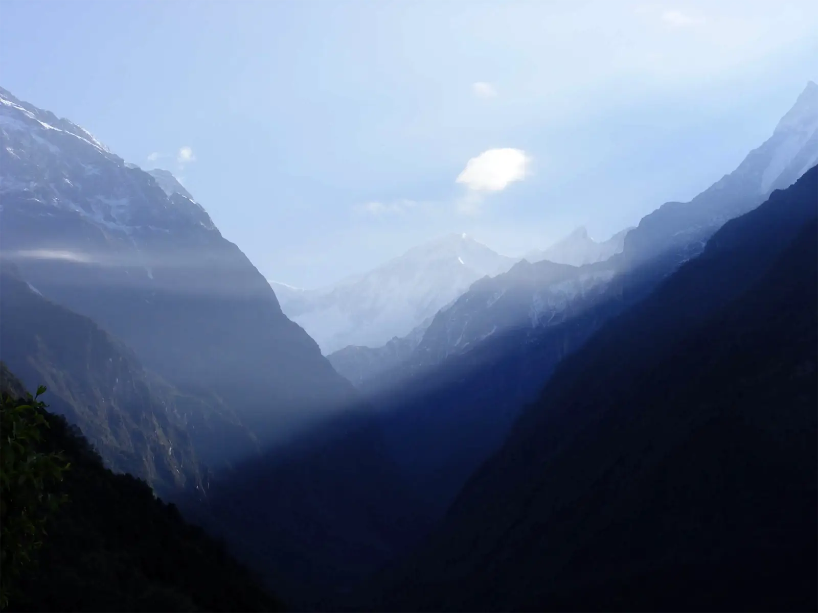 Rayons du soleil perçant les montagnes à l’aube sur le Trek du sanctuaire des Annapurnas