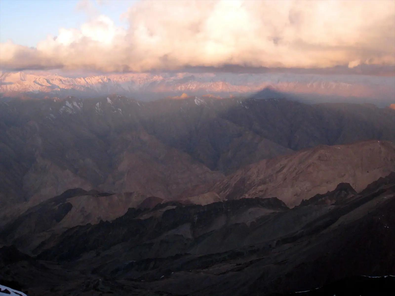 L’ombre du sommet du Stok Kangri sur l’Himalaya et le Zanskar