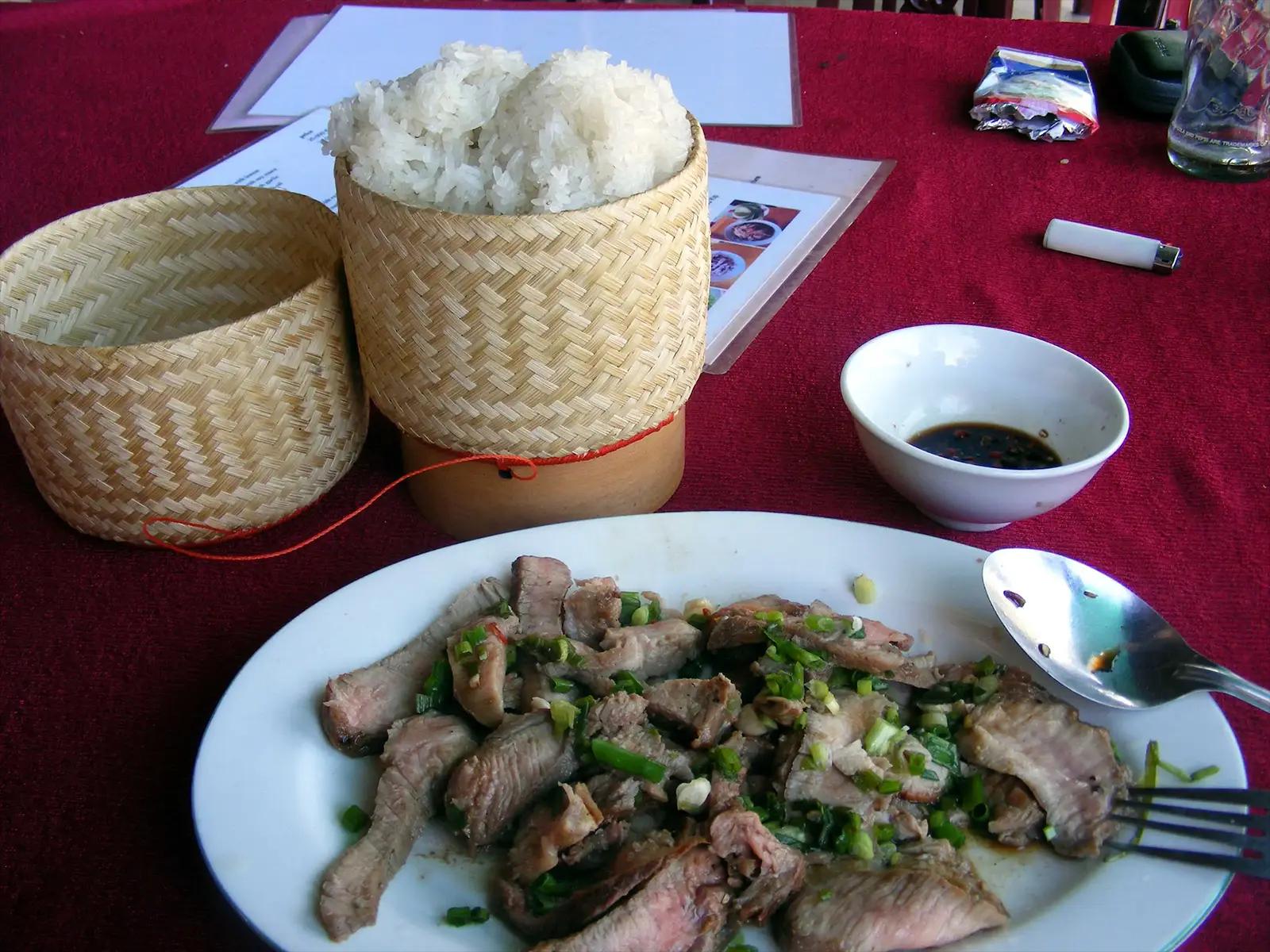 Riz collant et Laab de porc - Plat typique du Laos