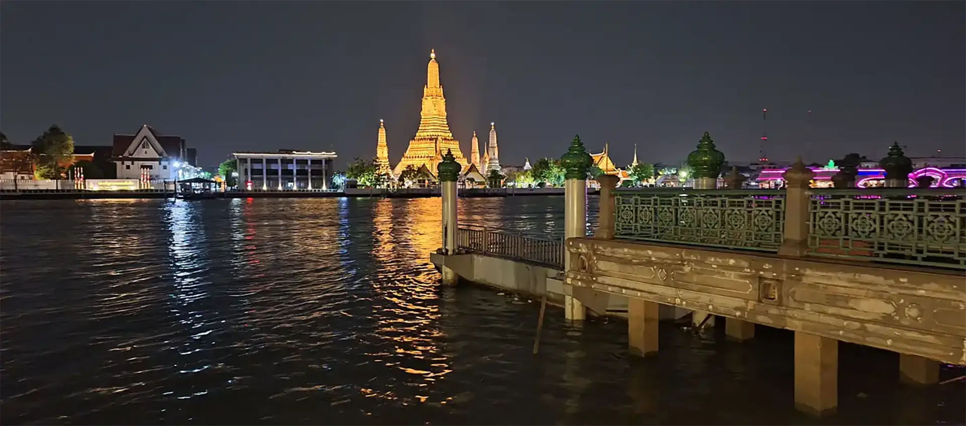 Vue de nuit sur le Temple Arun à Bangkok - Thaïlande