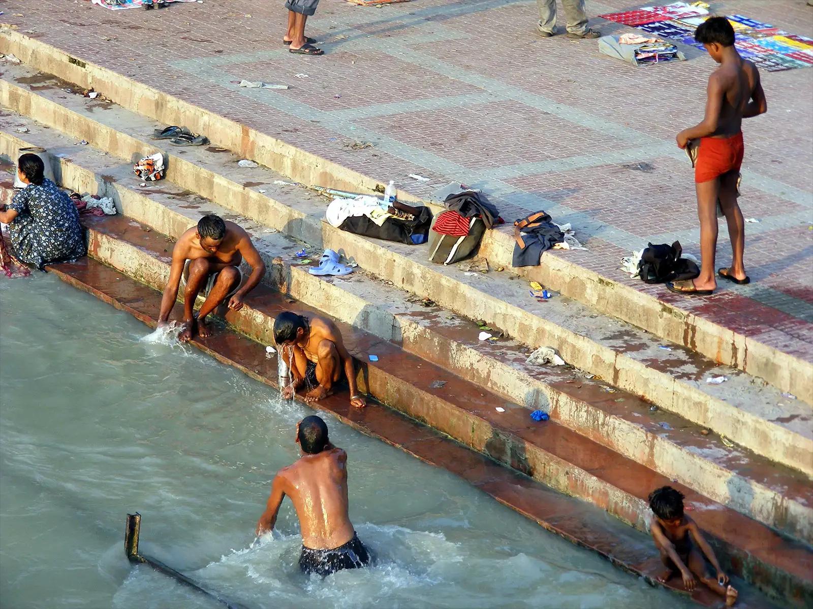 Scène de la vie quotidienne sur les  ghats à Haridwar - Inde du Nord