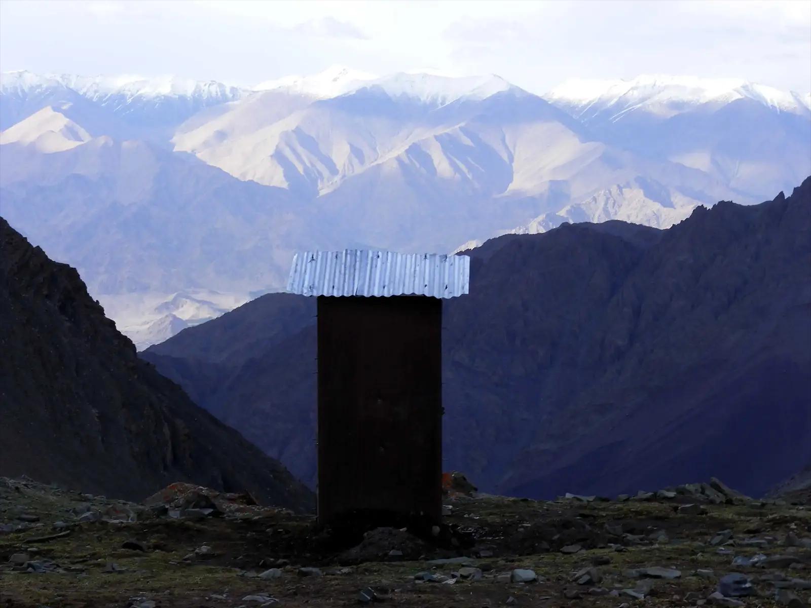 Les toilettes du camp de base du Stok Kangri à 4 969 m d’altitude