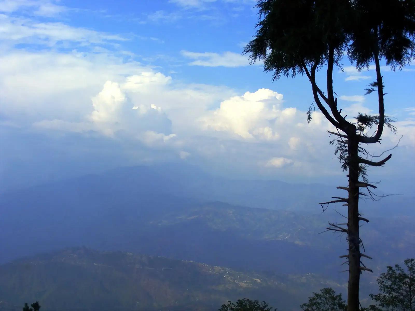 Sommets himalayens dans le brouillard à Nagarkot - Népal