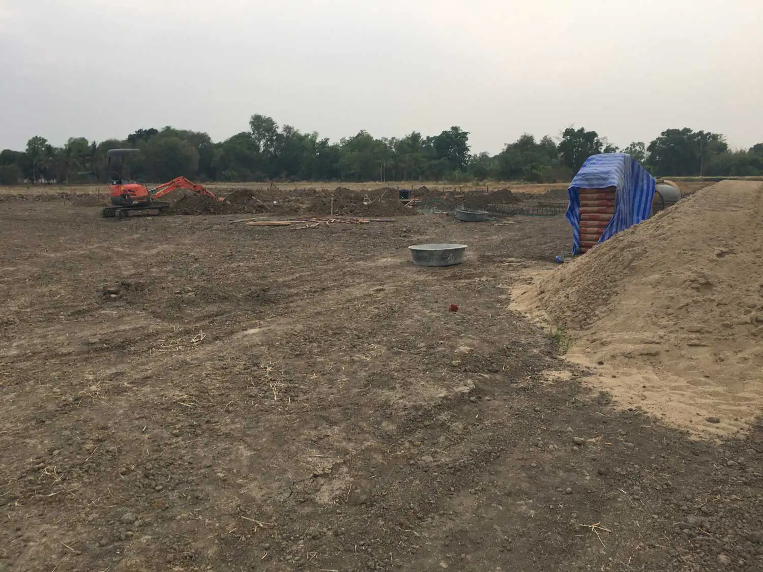 Une pelleteuse sera d’une grande aide pour creuser les trous des piliers