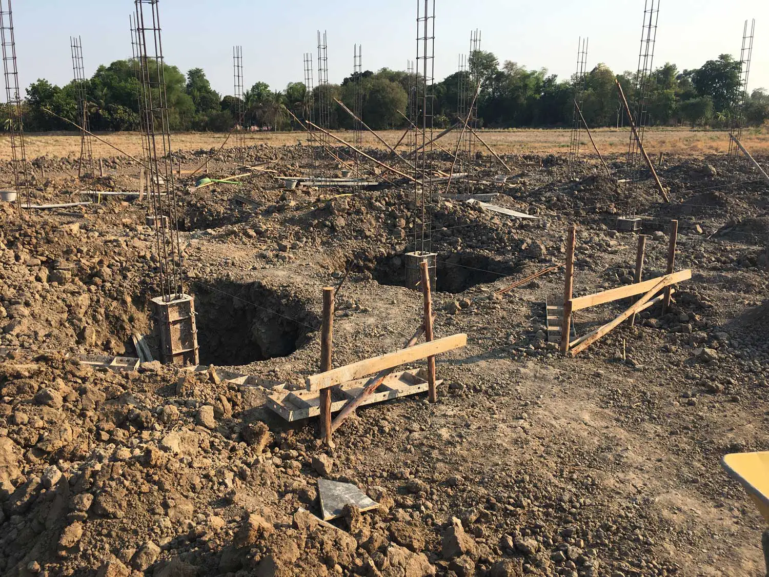 Semelles des piliers et piliers en cours de construction