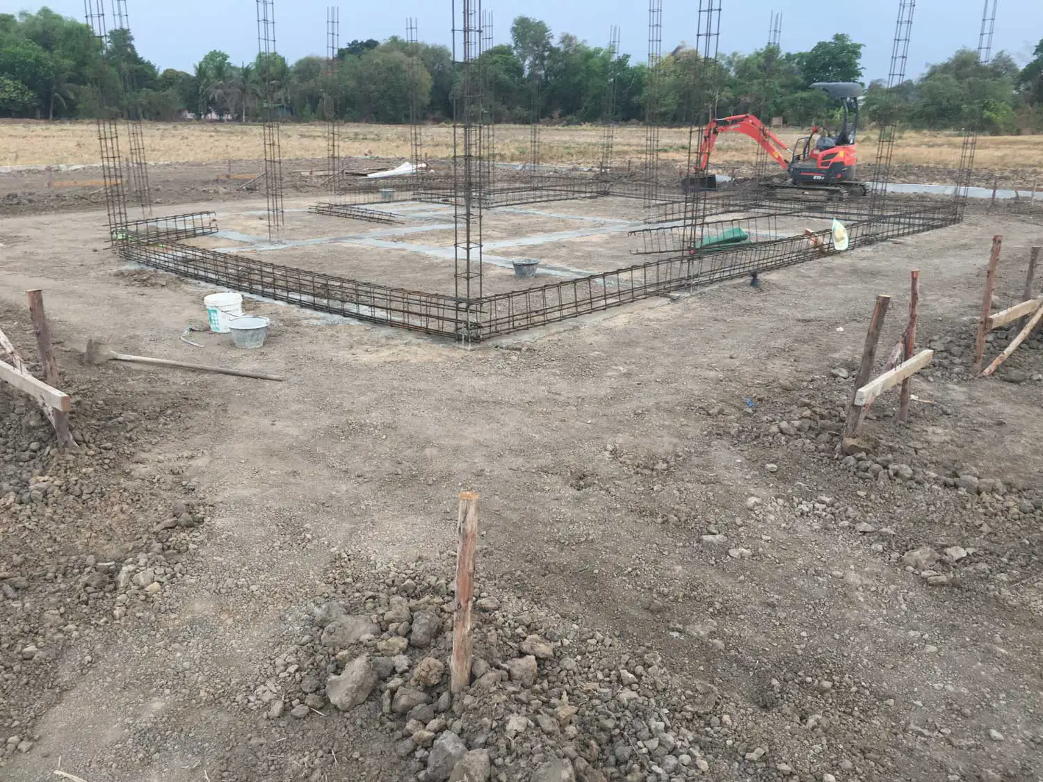 Armatures des fondations et piliers qui seront coulés en même temps