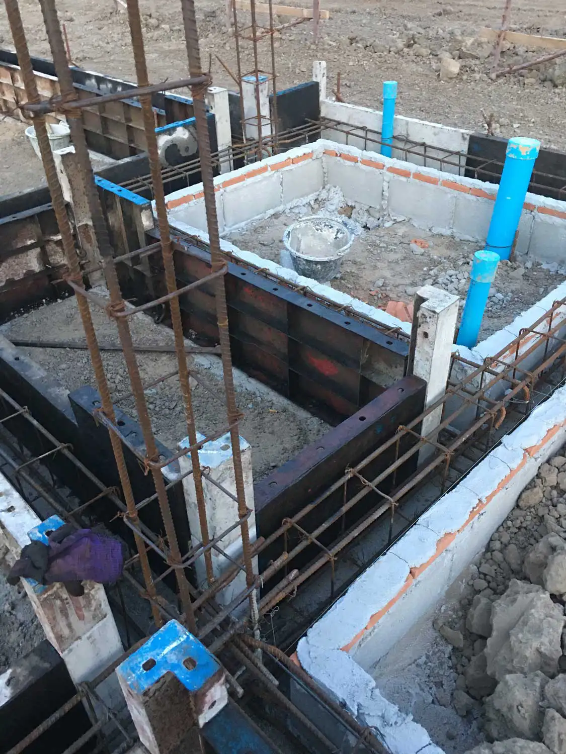 Coffrage des fondations et positionnement des canalisations