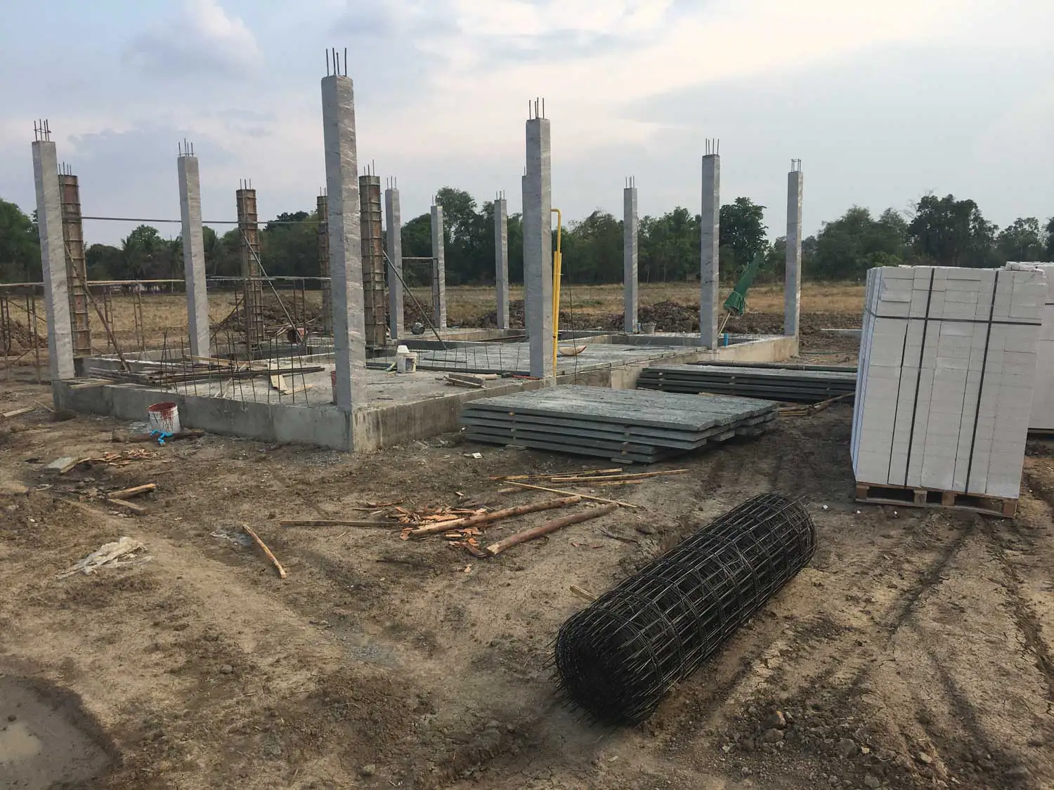 Piliers entourés de plastique pour éviter qu’ils ne sèchent trop vite