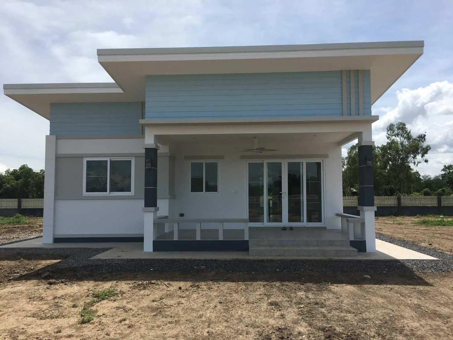 La façade de la maison avec une petite terrasse