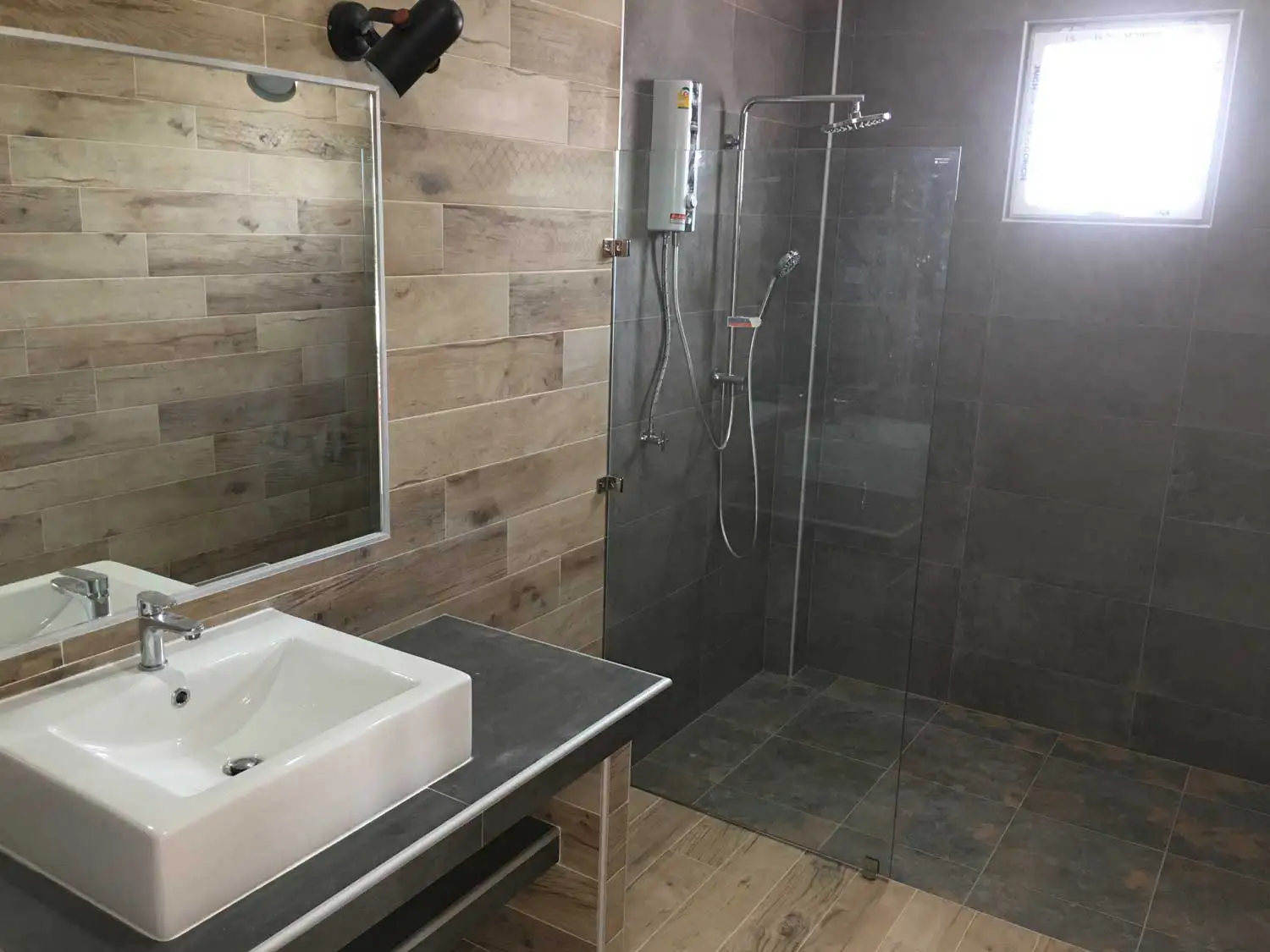 La salle de bain toute en carrelage