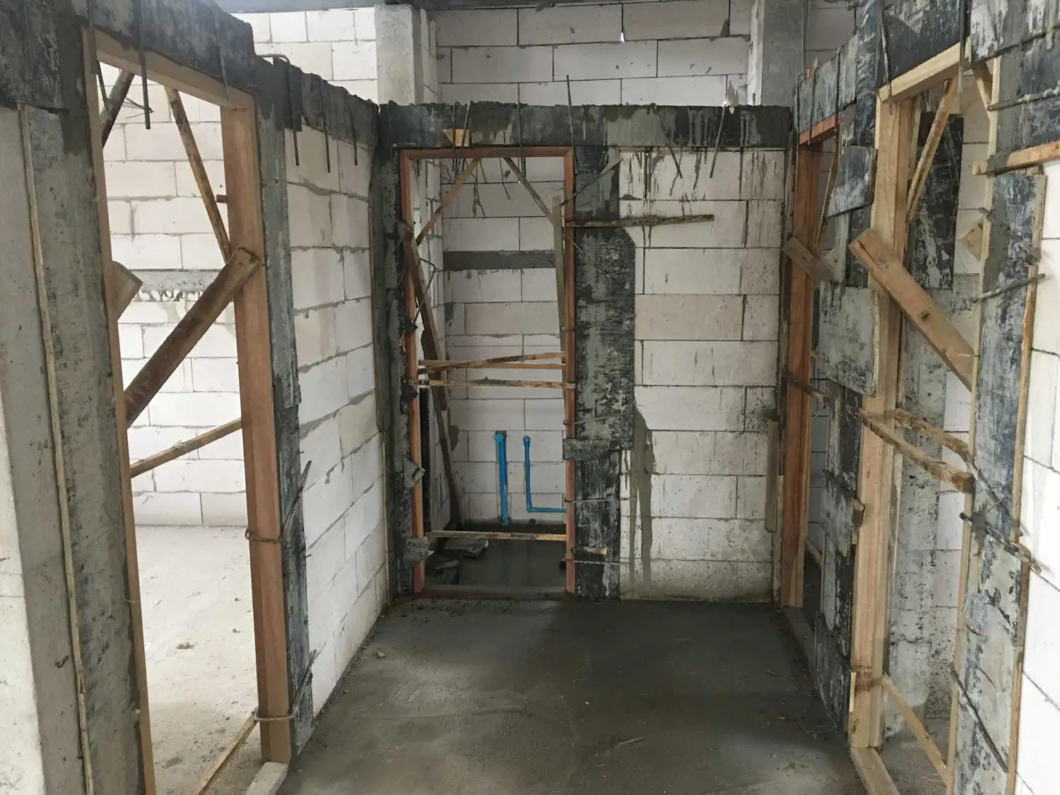 Linteaux en béton autour des portes et fenêtres