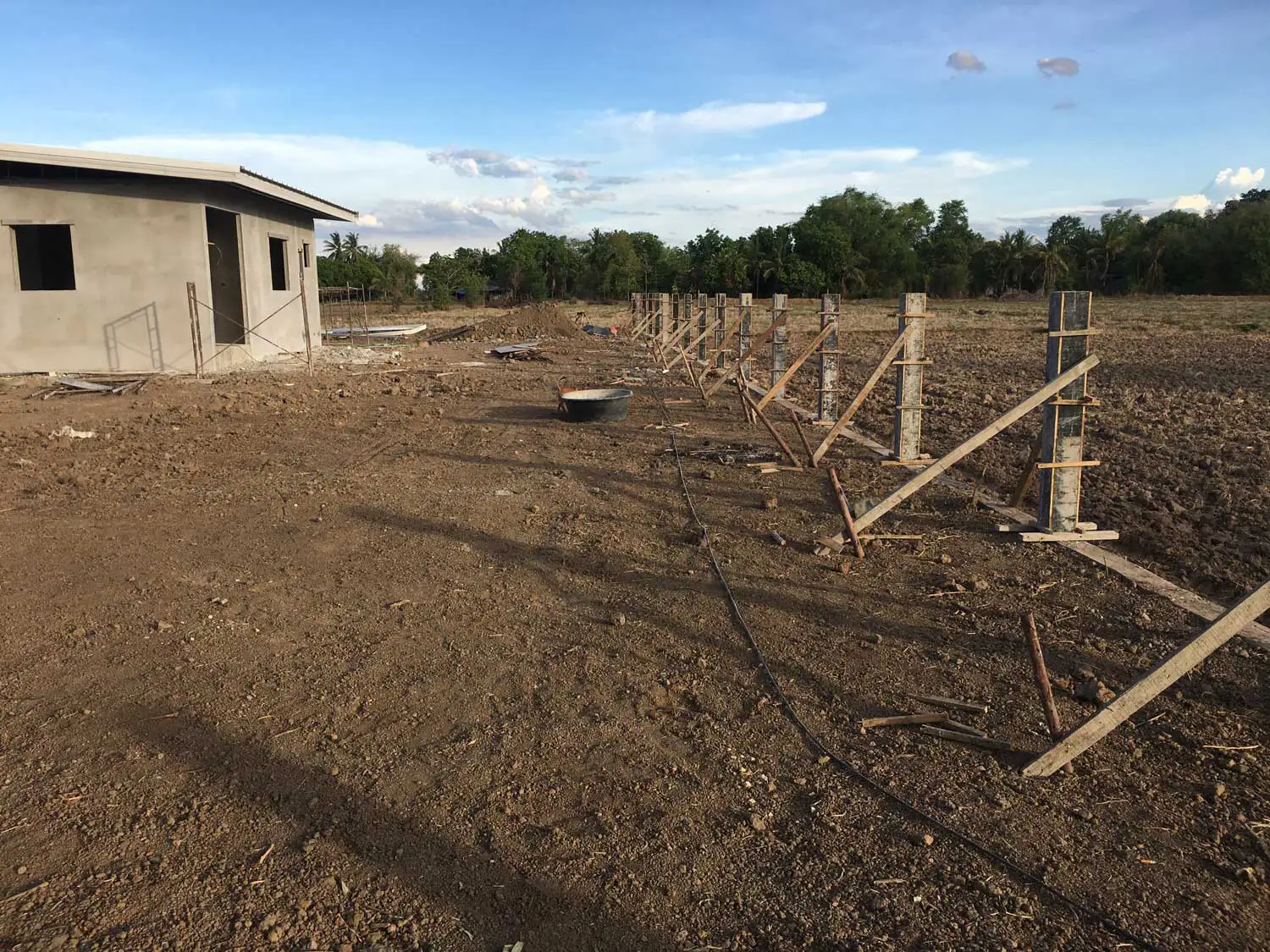Le mur de clôture est monté en parallèle de la maison