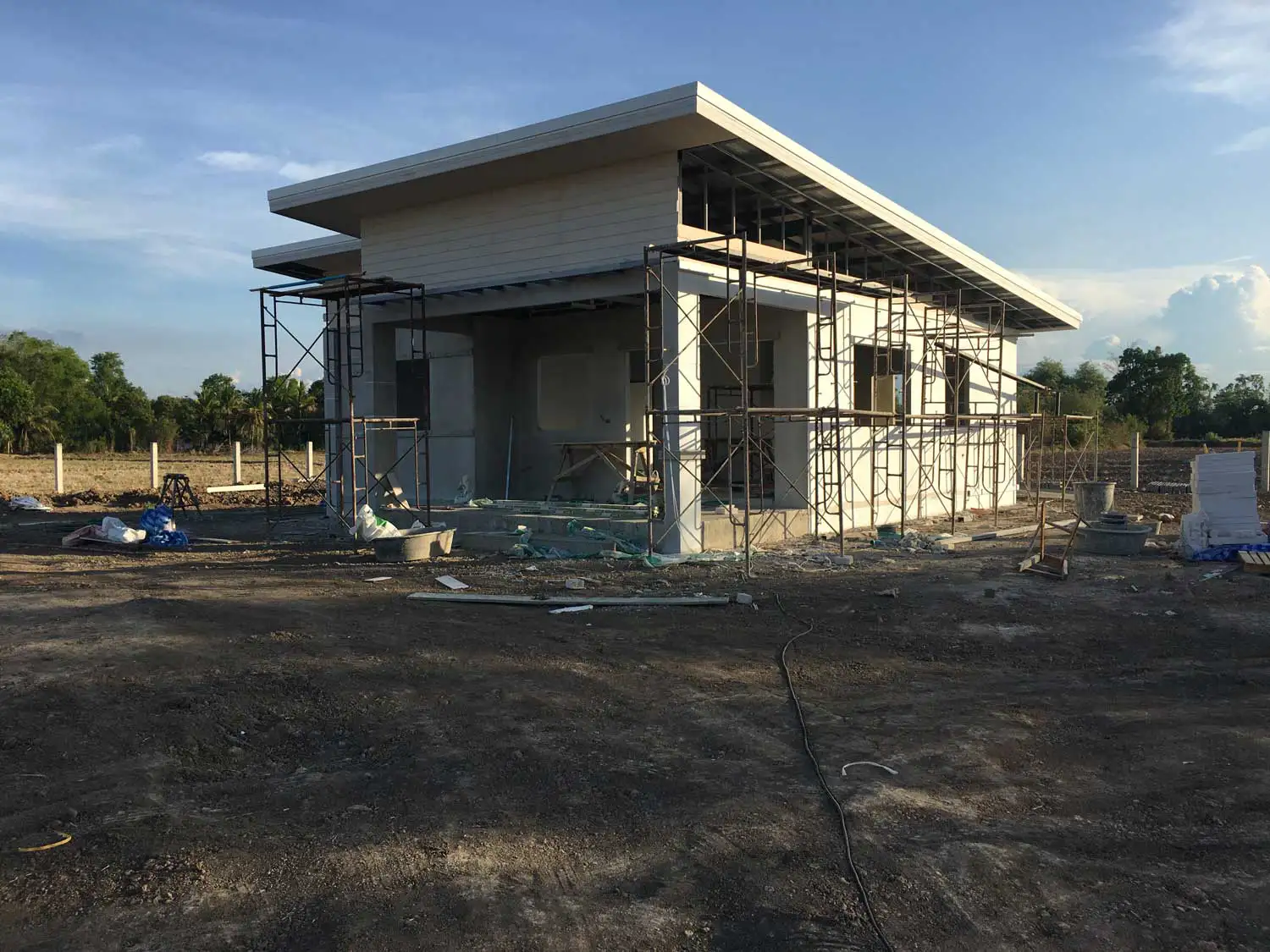 Enduits de ciment sur les murs intérieurs et extérieurs