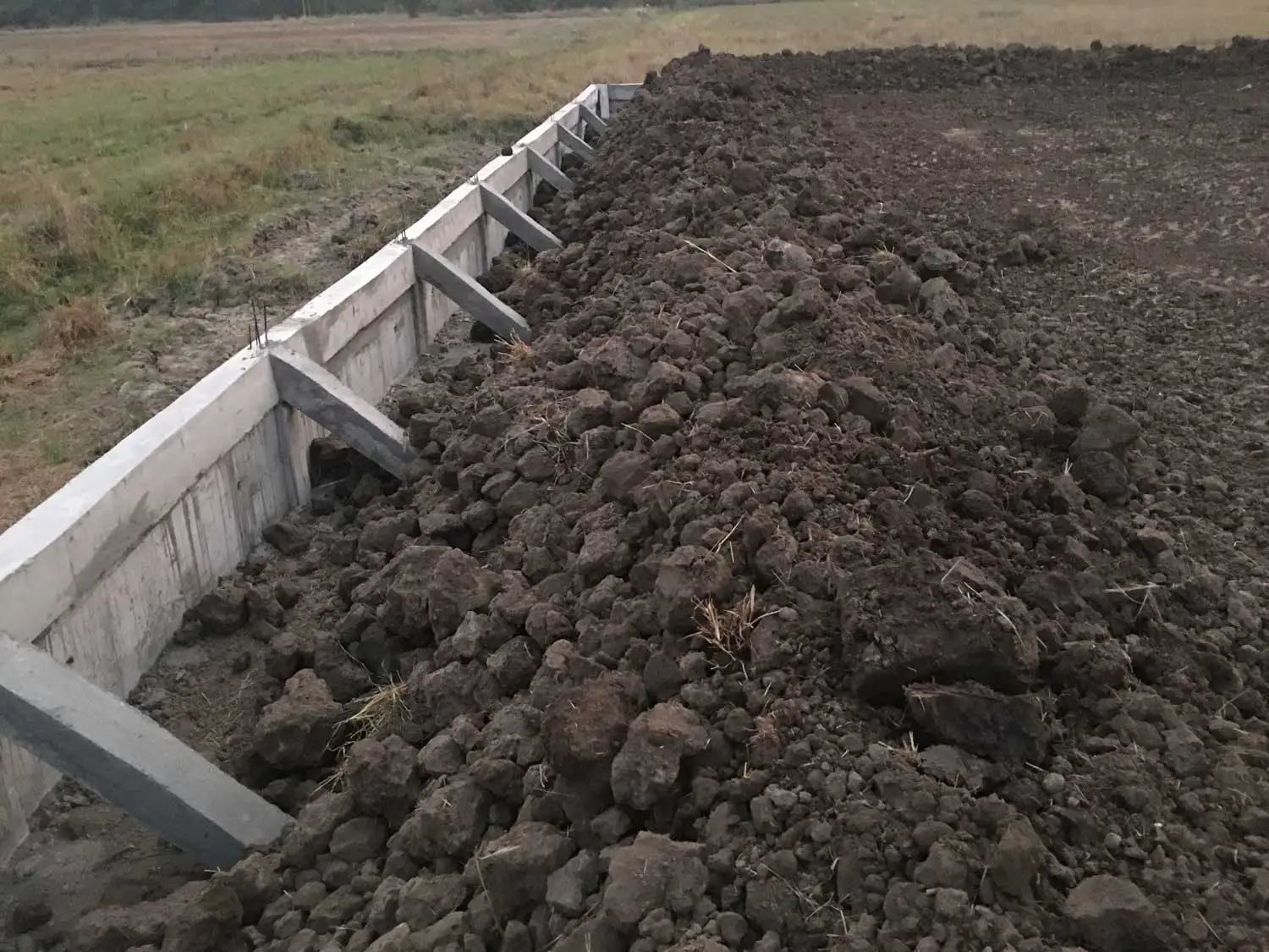 Prévoyez toujours plus de terre que nécessaire lors du remblai